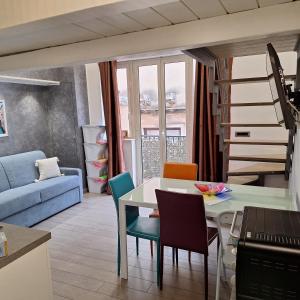 kuchnia i salon ze stołem i krzesłami w obiekcie Taormina Rainbow House w Taominie