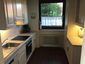 a small kitchen with a sink and a window at Ferienhaus im Birkenweg in Worpswede