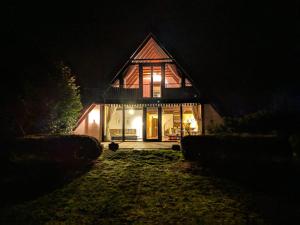 a small house at night with the lights on at Ferienhaus im Birkenweg in Worpswede
