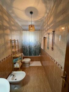 a bathroom with a toilet and a sink at Oasis en la playa con piscina in San Pedro del Pinatar