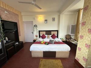 Hotel Mini Switzerland In Dalhousie #Air Cooled客房内的一张或多张床位