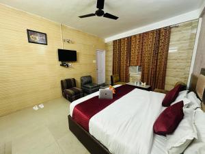Hotel Mini Switzerland In Dalhousie #Air Cooled的电视和/或娱乐中心