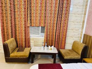 Hotel Mini Switzerland In Dalhousie #Air Cooled的休息区