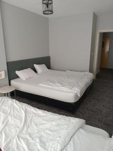 two twin beds in a room withthritisthritisthritisthritisthritisthritisthritisthritisthritis at Hanzade Turizm in Istanbul
