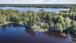 een luchtzicht op een huis op een eiland in een meer bij Sjötomt Borshult in Diö
