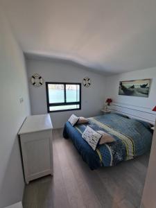 En eller flere senge i et værelse på Villa pieds dans l'eau du Lac du Bourget