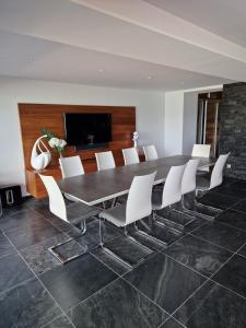 Et tv og/eller underholdning på Villa pieds dans l'eau du Lac du Bourget