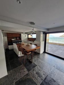 Køkken eller tekøkken på Villa pieds dans l'eau du Lac du Bourget