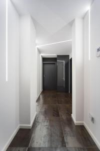 an empty hallway with white walls and wood floors at Apartamenty w centrum Krakowa nad Wisłą in Kraków