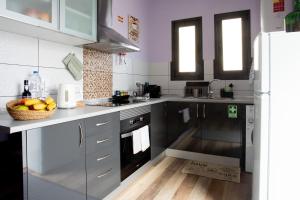 a kitchen with a bowl of fruit on the counter at Village Center One Bedroom Apartment in Porto Moniz