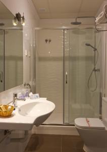 A bathroom at Hotel La Cala Finestrat