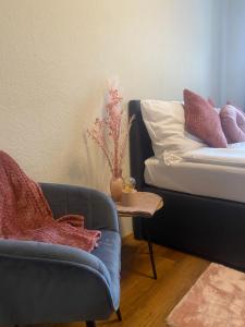a living room with a blue couch and a table at J22 - Fullhouse - Apartments - Fussgängerzone - Netflix in Eisenach