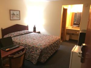 Stagecoach Inn Motel tesisinde bir odada yatak veya yataklar