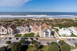 - une vue aérienne sur une maison et la plage dans l'établissement Biarritz - Varanda da Ria, à Costa Nova