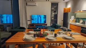 ein Tisch in einem Wohnzimmer mit Esszimmer in der Unterkunft Coconut Lane's Secret Villa, Secluded, Spacious, Hi-tech, 2-floor, Priv Garden & Saltwater Pool in Ko Phangan