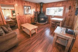 Χώρος καθιστικού στο Lazy R Cottages- 6 cabin