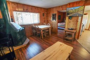 Μια τηλεόραση ή/και κέντρο ψυχαγωγίας στο Lazy R Cottages- 6 cabin