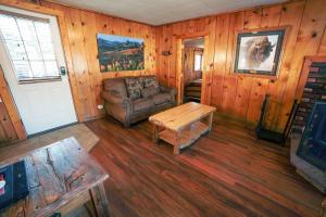 Χώρος καθιστικού στο Lazy R Cottages- 6 cabin