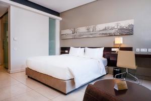 Noom Hotel Dakar Sea Plaza, a member of Radisson Individuals客房内的一张或多张床位