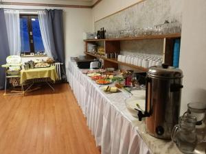 Jedlo v apartmánovom hoteli alebo blízkom okolí