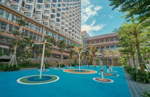einen Spielplatz mitten in einer Stadt in der Unterkunft Apec Mandala Ocean Retreat - Mui Ne in Mui Ne