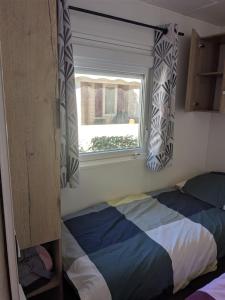 Chez Bruno & Sophie Mobil home luxe 6-8P BORA BORA客房内的一张或多张床位