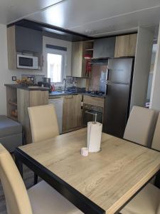 Chez Bruno & Sophie Mobil home luxe 6-8P BORA BORA的厨房或小厨房