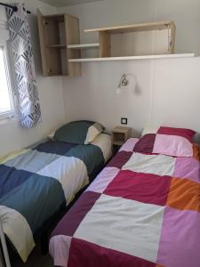 Chez Bruno & Sophie Mobil home luxe 6-8P BORA BORA客房内的一张或多张床位