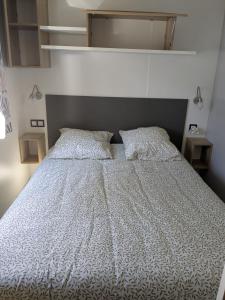Chez Bruno & Sophie Mobil home luxe 6-8P BORA BORA客房内的一张或多张床位