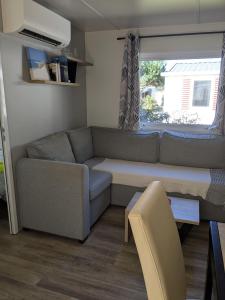 Chez Bruno & Sophie Mobil home luxe 6-8P BORA BORA的休息区