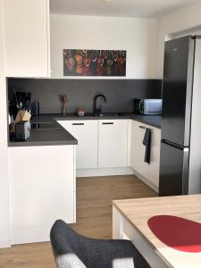 Η κουζίνα ή μικρή κουζίνα στο Harz Apartment 'Bärenwinkel' mit Seeblick- Bubo am See