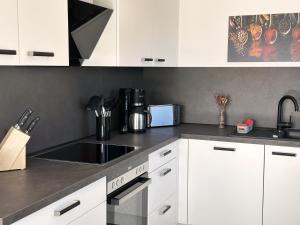 Η κουζίνα ή μικρή κουζίνα στο Harz Apartment 'Bärenwinkel' mit Seeblick- Bubo am See +10 φωτογραφίες