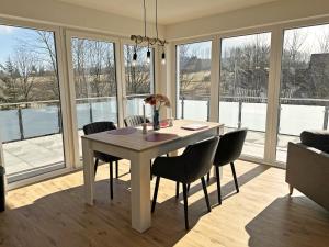 Μπαλκόνι ή βεράντα στο Harz Apartment 'Bärenwinkel' mit Seeblick- Bubo am See