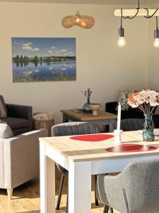 Χώρος καθιστικού στο Harz Apartment 'Bärenwinkel' mit Seeblick- Bubo am See