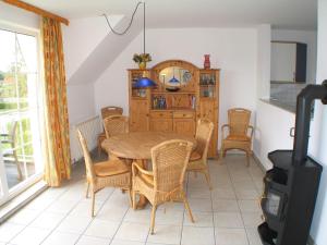 a dining room with a table and chairs at Ferienwohnung Sünnenkringel 58 in Zingst
