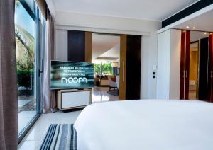Noom Hotel Dakar Sea Plaza, a member of Radisson Individuals的电视和/或娱乐中心