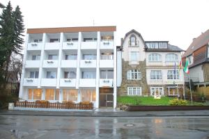 バート・ザルツフレンにあるHotel Hafezの駐車場前の白い大きな建物