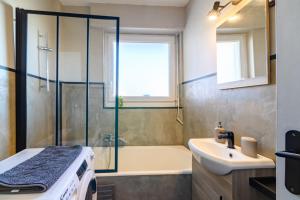 Bilik mandi di Studio 26 m2 à Mulhouse - Terrasse & Stationnement - Accès UHA & Tram
