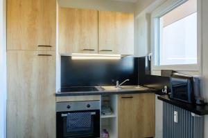 Dapur atau dapur kecil di Studio 26 m2 à Mulhouse - Terrasse & Stationnement - Accès UHA & Tram +6 gambar