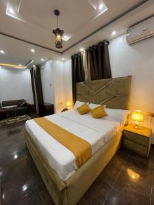 哈科特港CZ Hotel的一间卧室配有一张带黄色枕头的大床 更多6张照片