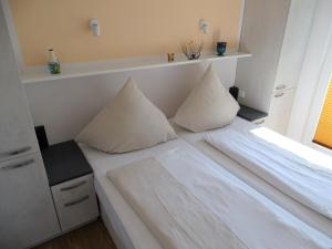 Postel nebo postele na pokoji v ubytování Lütt Plambeck-Appartement Silvia EG 1