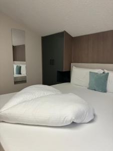 Postel nebo postele na pokoji v ubytování Hotel Garni Tannleger B&B
