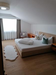 Postel nebo postele na pokoji v ubytování Hotel Garni Tannleger B&B