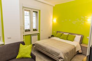 ローマにあるThe Green Cornerの緑のベッドルーム(ベッド1台、ソファ付)
