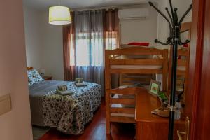 ein Schlafzimmer mit einem Bett und einem Etagenbett in der Unterkunft Martins House Quartos in Arouca + 118 Fotos