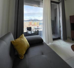ein Wohnzimmer mit Couch und großem Fenster in der Unterkunft Tirana Hideaways , Breathtaking View & Free Parking in Tirana