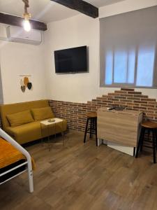 Μια τηλεόραση ή/και κέντρο ψυχαγωγίας στο Apartamentos Mayte