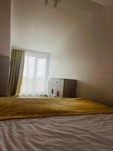 un letto grande in una stanza con una finestra di Iza Bella a Braşov