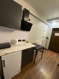 Una cocina con encimera y mesa en una habitación. en EksPorta Apartments 2, en Riga