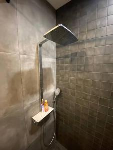 una ducha con cabezal de ducha en un baño en EksPorta Apartments 2, en Riga